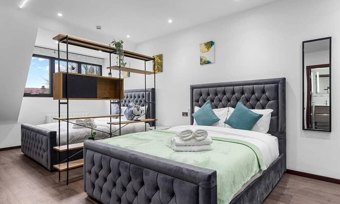 Golders Green Apartment | Modern Spacious Suite Sleeps 4 in Central London