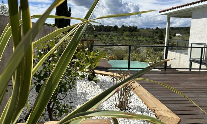 Juvignac Villa | Villa Contemporaine Avec vue sur la Garrigue, Piscine Chauffée et Jacuzzi