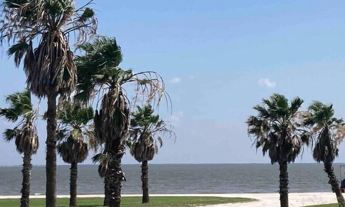 Port Lavaca Apartment | Sunset Haven: Your Seaside Escape