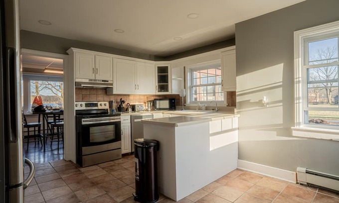 Niagara Falls Cottage | Waterfront Home surrounded by Nature & History; 7 mins away from waterfalls!