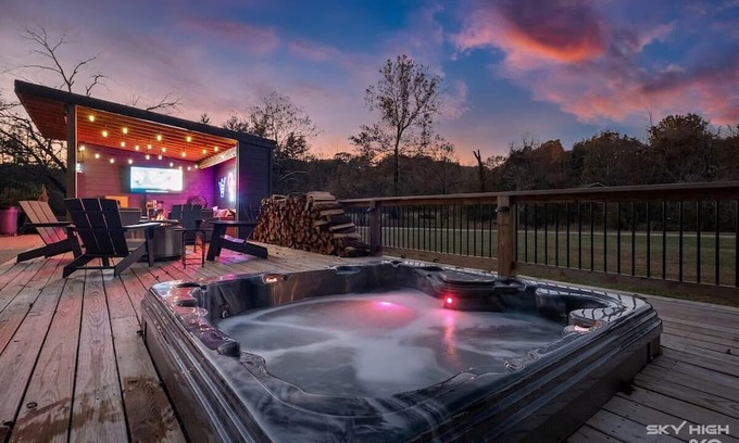 Rogers Cottage | Creekside Oasis: Pool/Hot Tub | Beaver Lake & DTR
