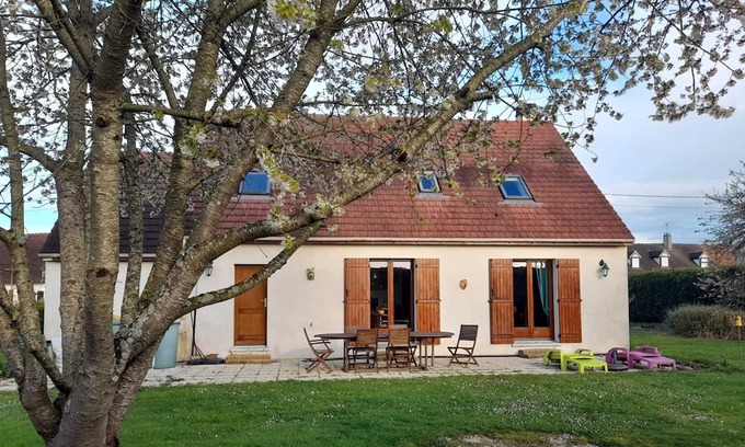 Mormant House | Homerez - Spacious house for 7 ppl. with garden and terrace at Mormant