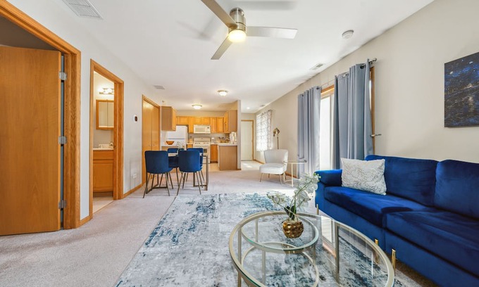 Chicago Ridge Condo | Navy Blues 2BR/2bath quintessential , private condo.