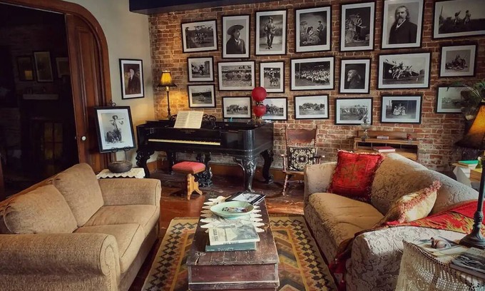 Leavenworth Apartment | A Victorian Experience in an historical building.