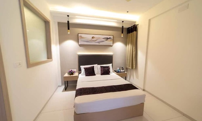 Kalasipalya Hotel | Collection O Hotel Metro Park