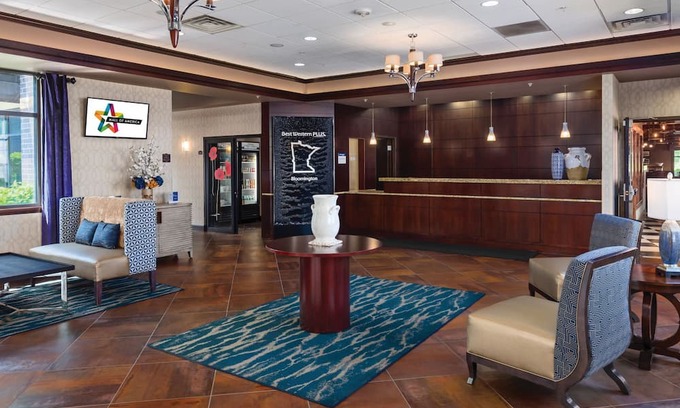 South Loop House | Adventure & Relaxation: Stylish Rooms with Pool & Fitness Center