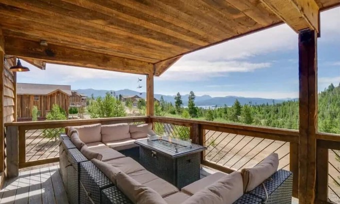 Grand Lake Cabin | Luxe Cabin w/Hot Tub & Mtn Views