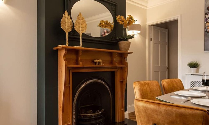 Coalville House | Ellistown Retreat - Stunning home with garden & private parking