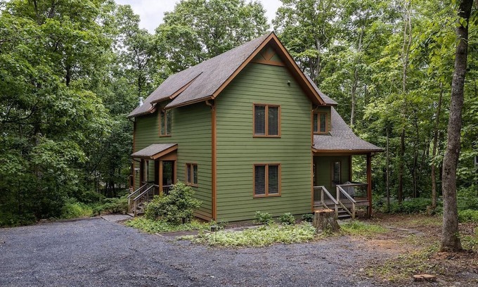 Nellysford House | Hemlock Hideaway with Wintergreen Advantage