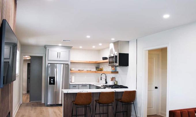 Jefferson House | Cozy 2-bedroom 5 minutes from tree-lined Carrollton/St. Charles Ave.