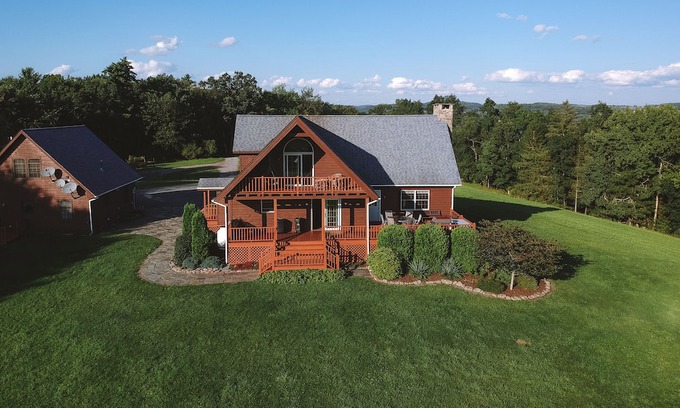 Callicoon House | Mountain House + Guest Cottage on 65-Acre Property