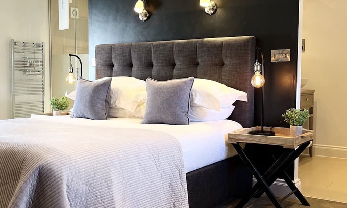 Bainbridge House | Luxury Barn Suite with Hot Tub - Dog Friendly