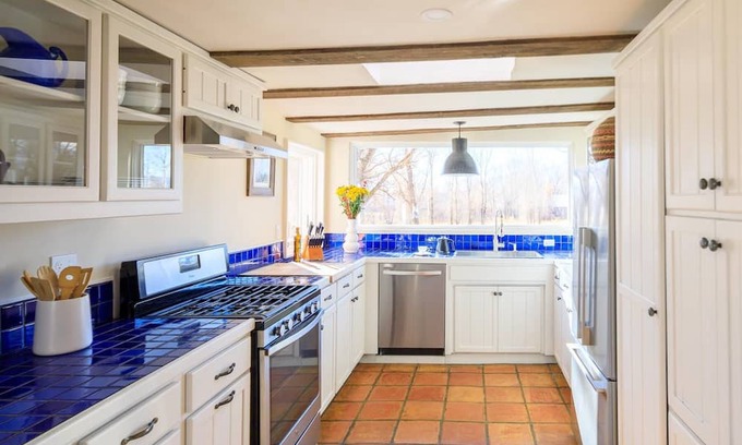 Taos House | THE BARN — Stylish Riverfront Home, Hot Tub, EV Charger, Fast Wifi, Nature Walk