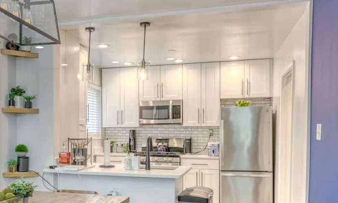 Capitol View House | Pewter Palace - Modern Bungalow with Free Parking