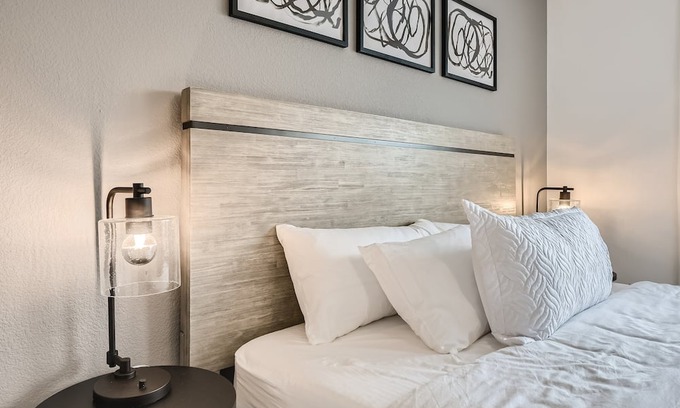 Weston House | Long Term, 75in TV, Gym & Peloton, King Bed, Office, Private Yard