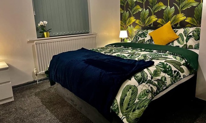 Oldham House | Charming 2-Bedroom Home with Modern Amenities