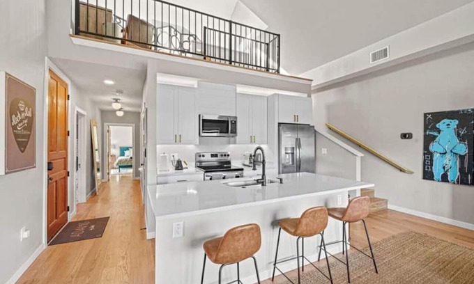 King William House | Designer Home | Walk to River!