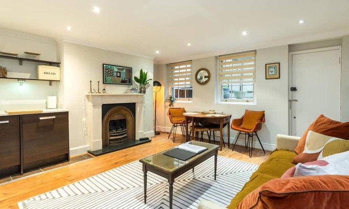 Kennington Apartment | Elegant 2BR 2BA with Patio in Kennington