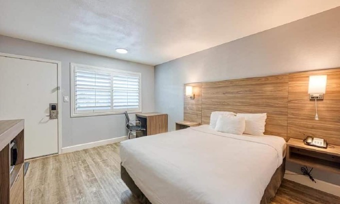 San Luis Obispo House | Non-Smoking 1 King Bed