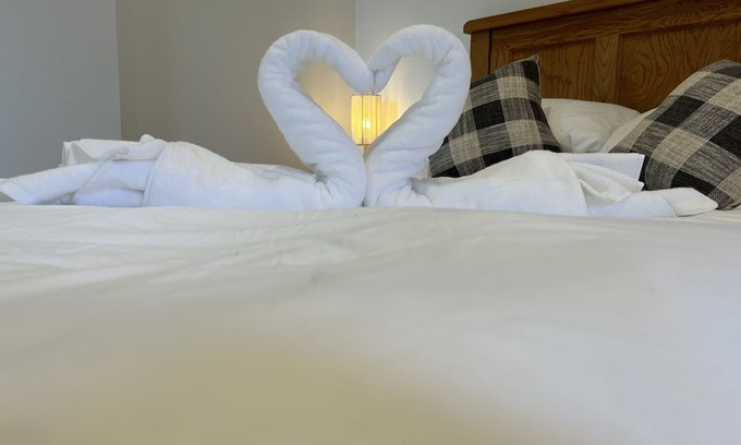 Farley Cabin | NEW King Bed Romantic Cabin - Must See Landscapes