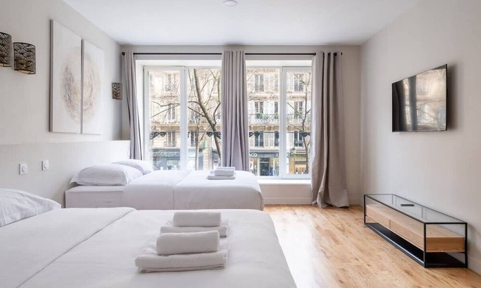 Quartier de la Goutte-d'Or Apartment | Luxe, State of the Art Suite near Montmartre