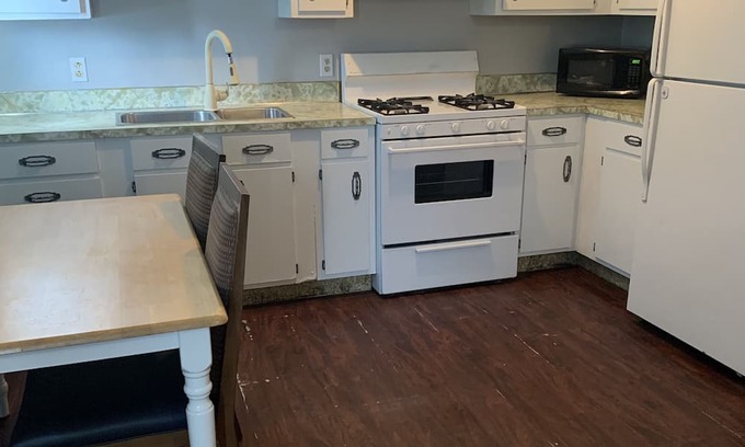 Park City Apartment | Small town feel close to everything Fully furnished 1 Bedroom
