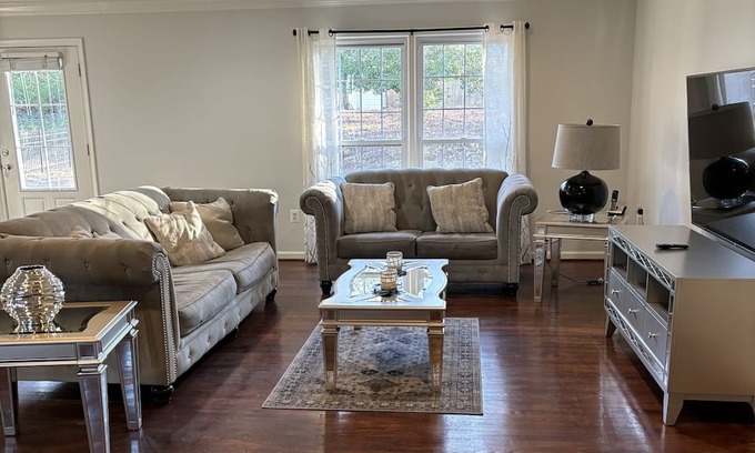 Springfield House | Near shopping mall and restaurants