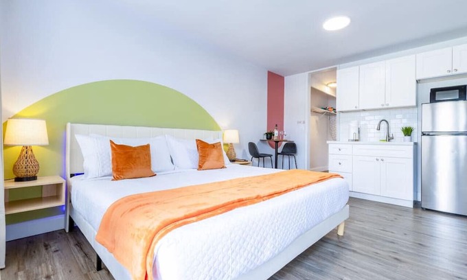 East Fort Lauderdale Apartment | 5 min to BEACH walk to restaurant, bars, mall, etc