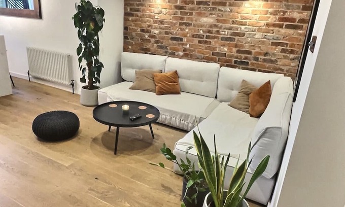 South Twickenham Apartment | Stylish apartment with cinema den. Close to nature parks, riverside and stadium.