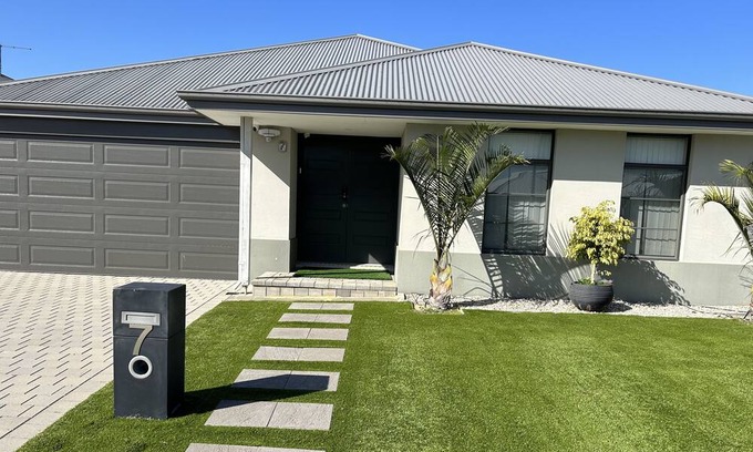 Ellenbrook House | House at the back of the Vines Golf Club in Swan Valley region.