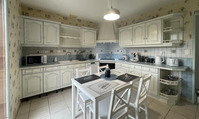 Avermes Cottage | Gite Avermes, 2 bedrooms, 4 persons