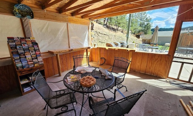 Hill City Cabin | Next to Everything!!! MT. Rushmore, SXS, bike, hiking trails. Walk to Hill City