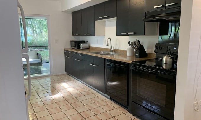 Bayou Oaks Condo | Peaceful Sarasota 2/2 Villa w/Screened Porch Close to Everything