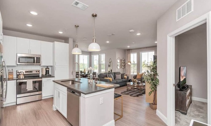 Clear Lake Shores Apartment | The Golden Treasure near Kemah Boardwalk and NASA