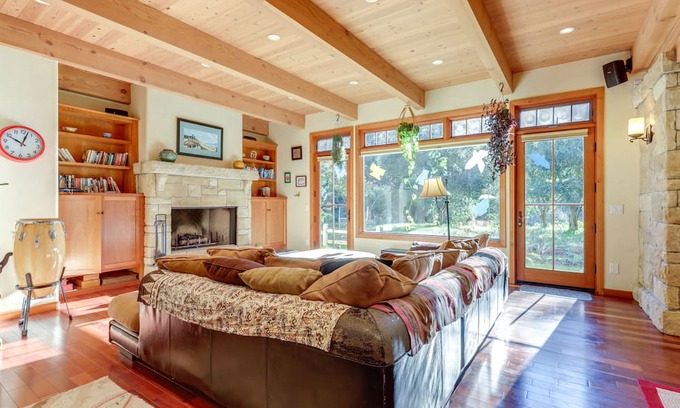 Las Positas House | Sunny Santa Barbara Getaway - Bike to the Beach!