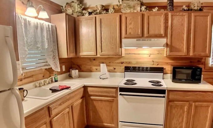 Eureka Springs Cabin | Wisteria Lane 4 Secluded, XL front porch, Spa Tub