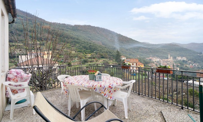 Villa Viani Apartment | Apartment 'Divino' with Mountain View, Private Terrace and Wi-Fi