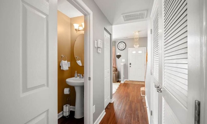 East Highland Park House | Chic Townhouse Retreat: Your Home Away from Home!