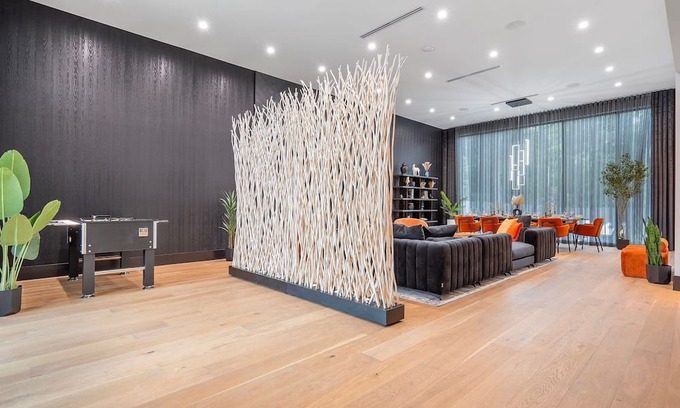 Northeast Miami Villa | Modern 6 Bedroom w/pool in Design District