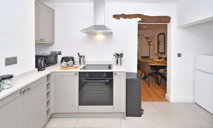 Sandbach House | Perfect Fusion of Comfort and Convenience at Chapel House. BOOK NOW!