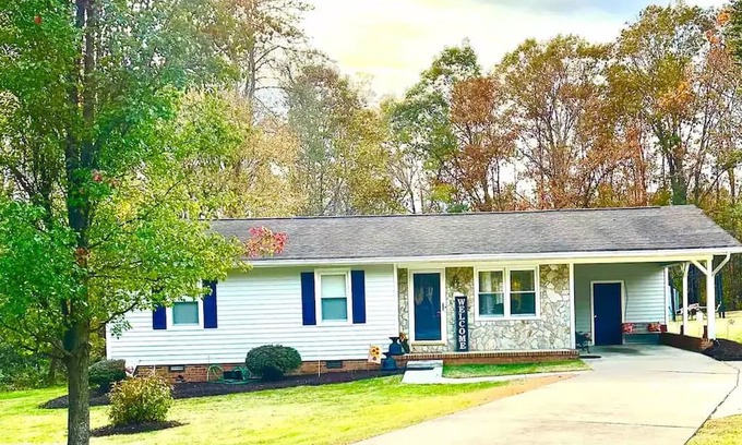 Cascade House | Secluded Oasis minutes from shopping Complimentary streaming services &CoffeeBar