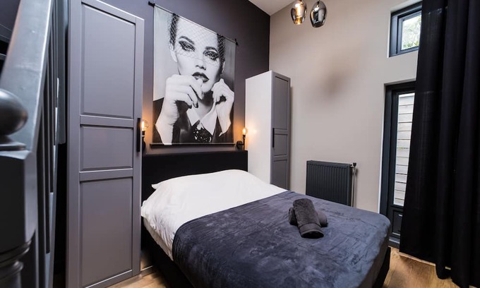 Zuidwal Apartment | Haya Historic - 'pinot Noir'