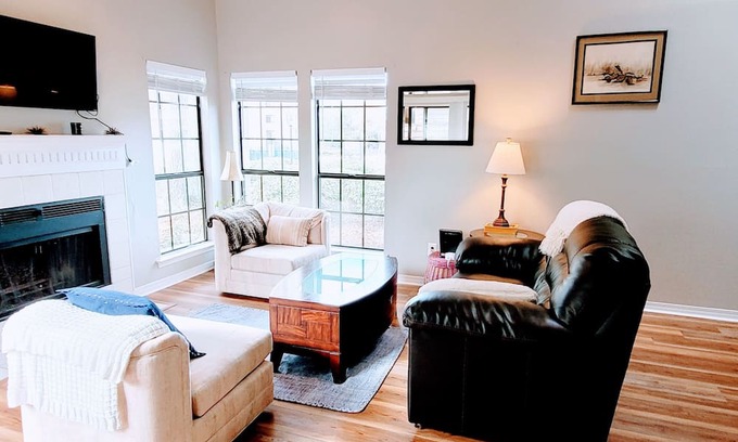 Daphne House | Remodeled Daphne townhome, close to I-10!