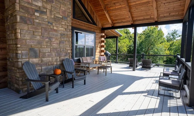 New Plymouth House | Serenity Ridge Scenic Luxury Log Estate Getaway