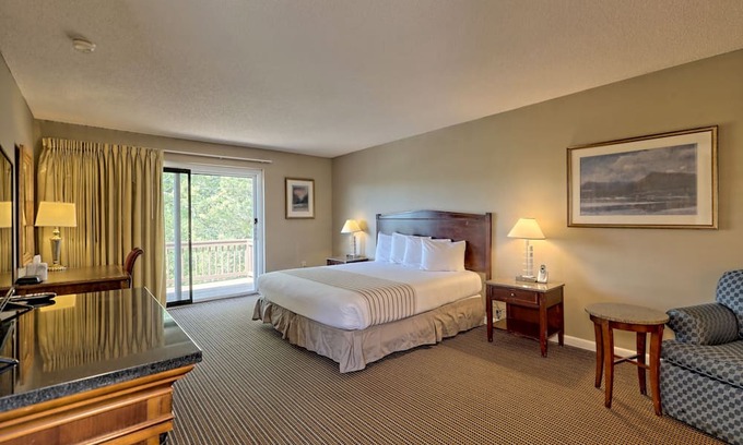 Clayton Condo | KW_409 King Bed Unit