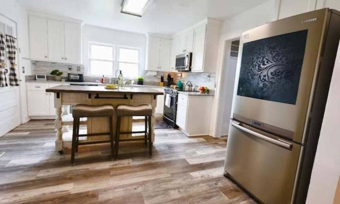 Northwest House | The Gathering! 6BR Home by Town Center w/ King Bed