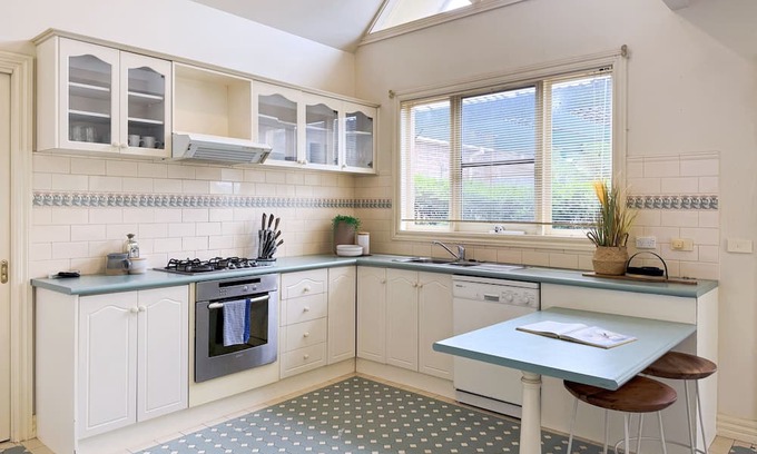 Knoxfield House | Victorian design house, 5-minute walk to lake, 3-minute drive to shopping mall.