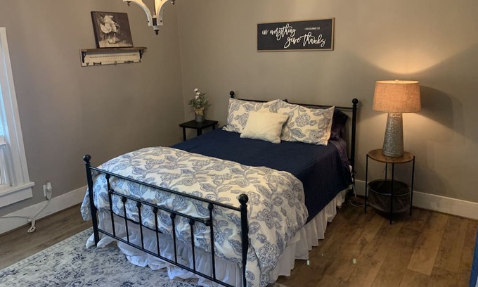 Ionia Apartment | Cozy 1 bedroom in Vintage Ionia