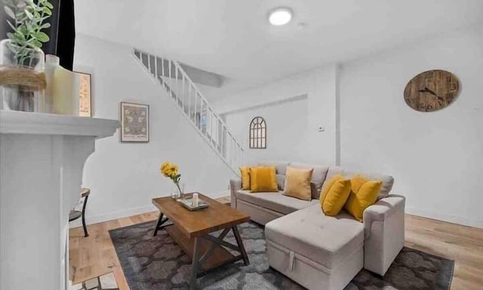 Shadyside Apartment | 3 Bedroom 718364 by Houzlet