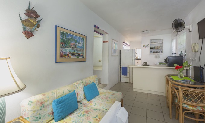 Contant Farms Apartment | Cozy, quiet, and safe Studio Apartment - 5 minute walk to Cruz Bay!